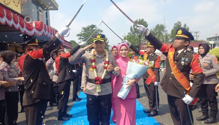 Haru di Mapolres Tasik, Andi Purwanto Diarak Sisingaan Menuju Subang