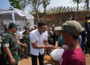 Wabup Bandung & Pangdam Siliwangi Bagikan Ayam, Warganya Senyum Lebar