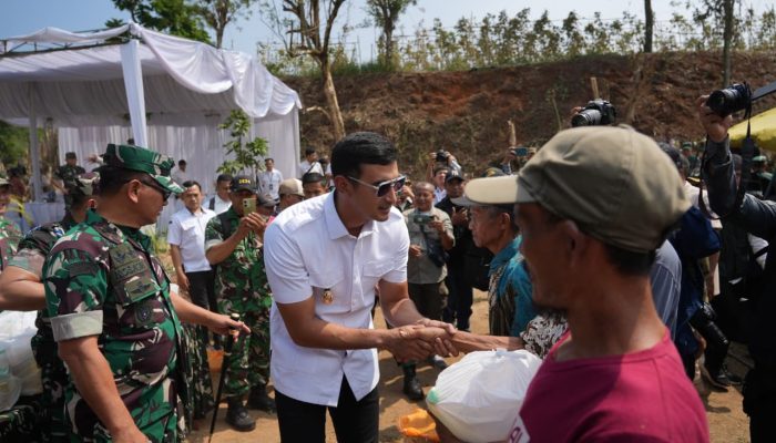 Wabup Bandung & Pangdam Siliwangi Bagikan Ayam, Warganya Senyum Lebar