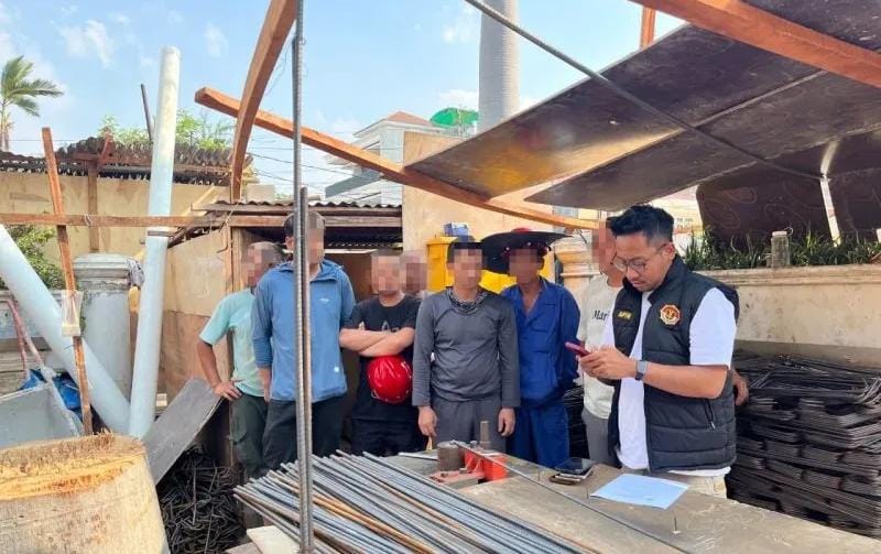 Petugas Imigrasi Jakarta Utara mendapati 10 Warga Negara Asing (WNA) asal China yang bekerja sebagai buruh bangunan di kawasan Pluit