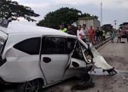 Belajar Nyetir, Toyota Calya Hantam Gapura Indihiang