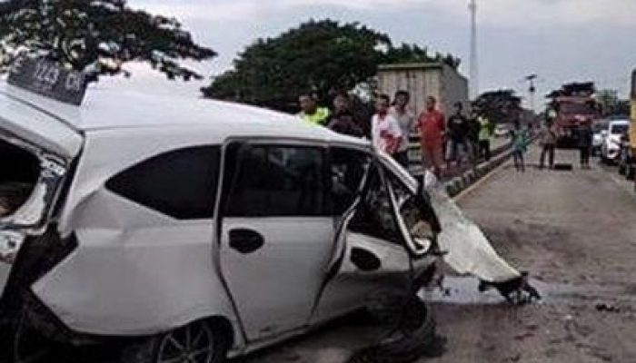 Belajar Nyetir, Toyota Calya Hantam Gapura Indihiang