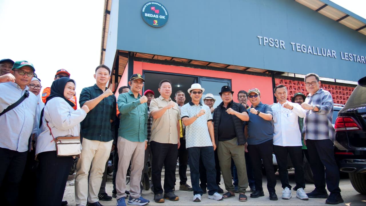 Bupati Bandung Dadang Supriatna meresmikan TPS3R Tegalluar Lestari di Bojongsoang.
