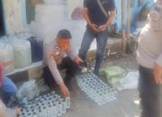 Petugas gabungan mengamankan sekitar 500 liter miras dari rumah kontrakan di Cibeureum, Kota Tasikmalaya.