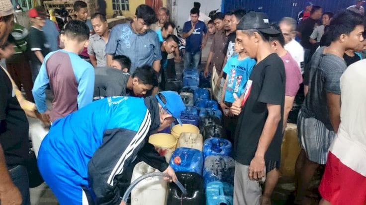 Warga terdampak kekeringan Bandung Barat menerima distribusi air bersih