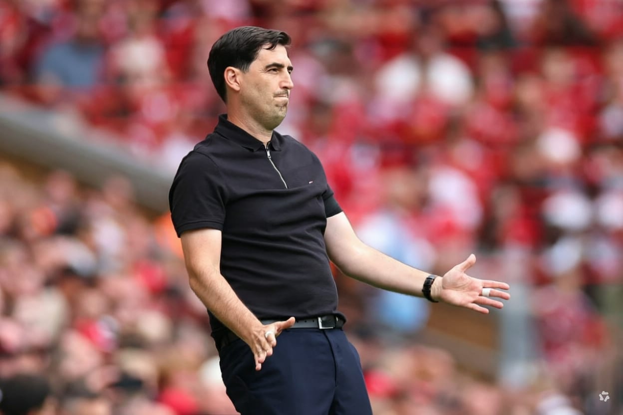 Pelatih Liverpool Andoni Iraola terlihat memberikan instruksi intens kepada para pemain