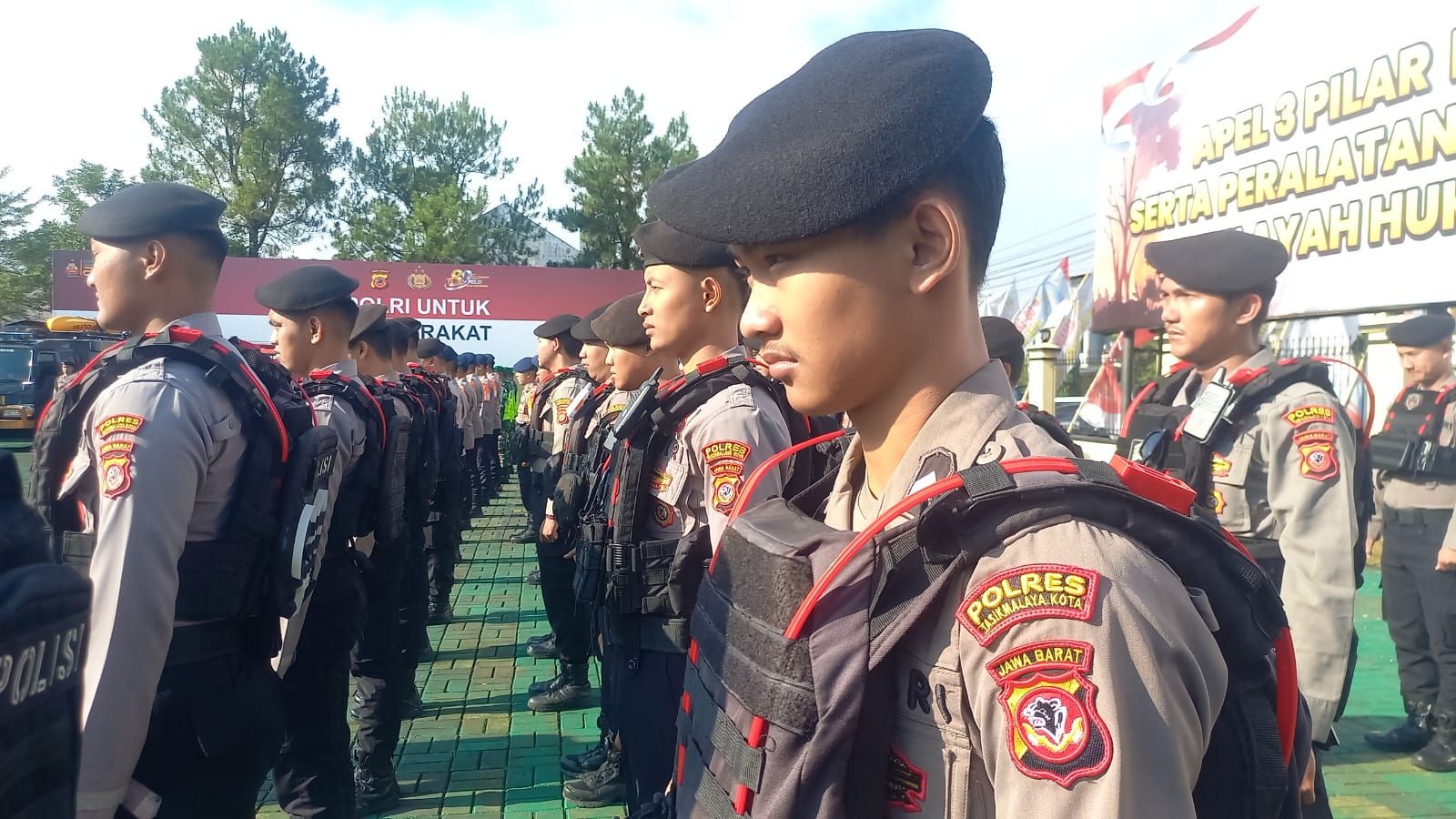 Personel Polres Tasikmalaya Kota bersama unsur TNI, BPBD, Damkar, dan instansi terkait berbaris rapi saat mengikuti apel kesiapsiagaan menghadapi potensi kebakaran hutan dan lahan (Karhutla) di Lapangan Apel Polres, Selasa (11/8/2026).
