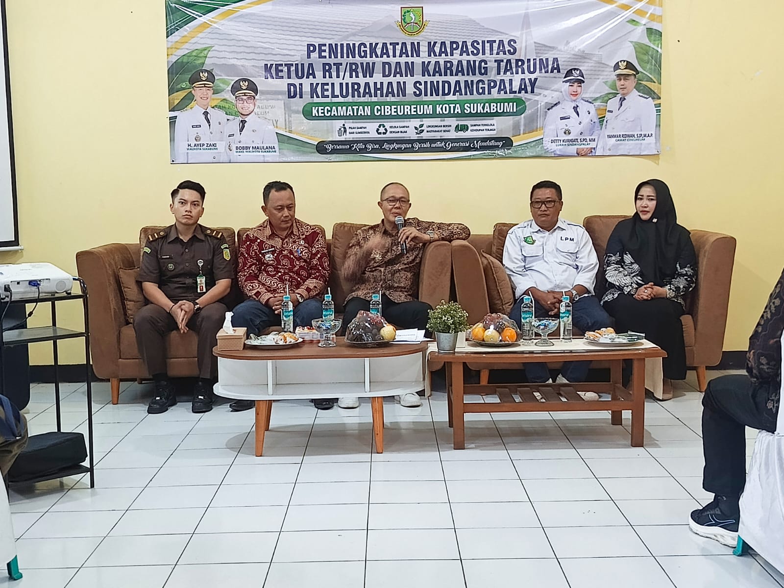 Wali Kota Sukabumi Ayep Zaki saat memberikan arahan kepada RT dan RW dalam kegiatan penguatan kapasitas di Kelurahan Warudoyong.