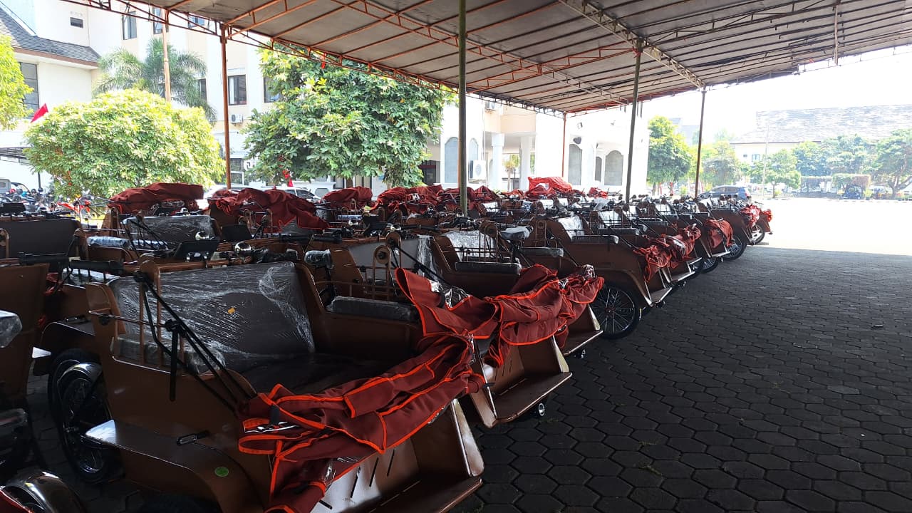 Ratusan becak listrik bantuan Presiden Prabowo yang akan disalurkan kepada abang becak lansia di Kabupaten Sumedang.