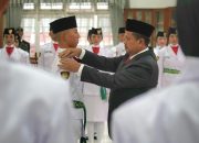 Bupati Sumedang Dony Ahmad Munir mengukuhkan 54 anggota Paskibraka Kabupaten Sumedang Tahun 2026.