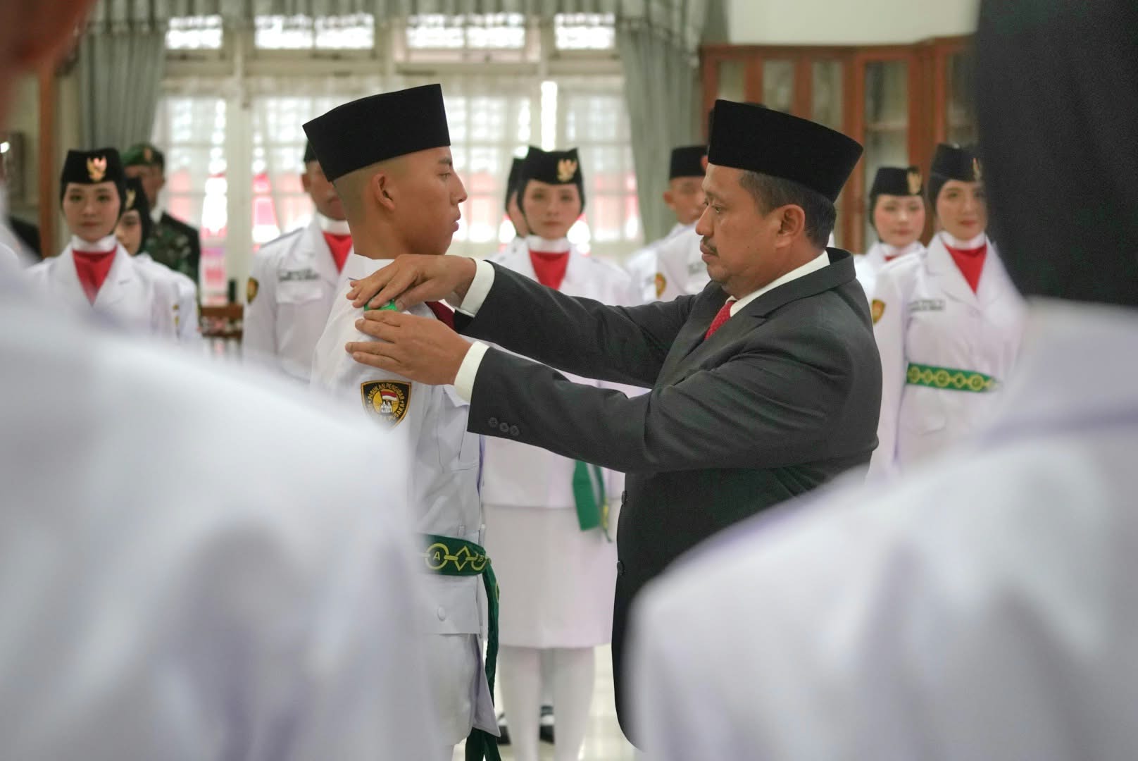Bupati Sumedang Dony Ahmad Munir mengukuhkan 54 anggota Paskibraka Kabupaten Sumedang Tahun 2026.