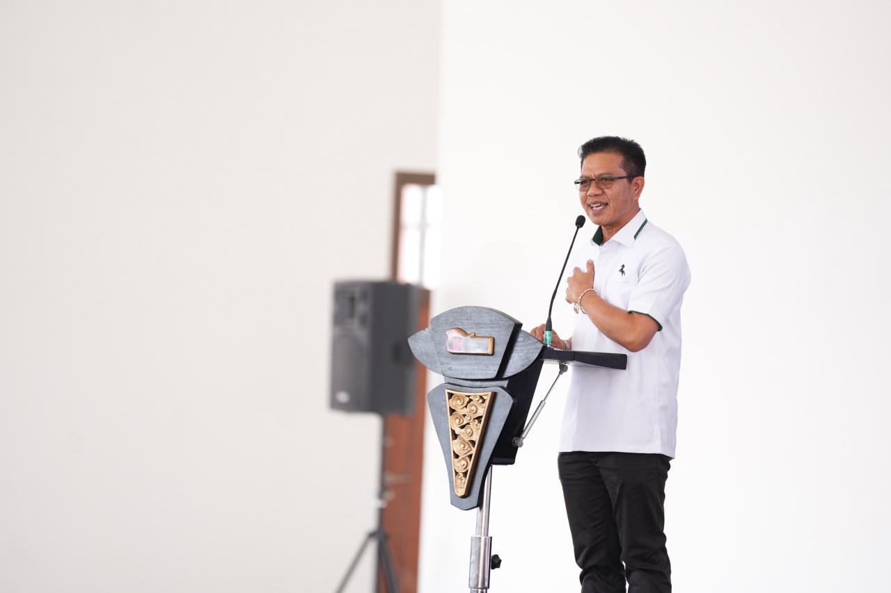 Bupati Bandung Dadang Supriatna mengajak pelajar membiasakan menabung saat Puncak Hari Indonesia Menabung Jawa Barat 2026 di Kabupaten Bandung.