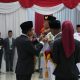 Bupati Bandung Dadang Supriatna mengukuhkan 35 anggota Paskibraka Kabupaten Bandung Tahun 2026 di Gedung Moh. Toha Soreang.