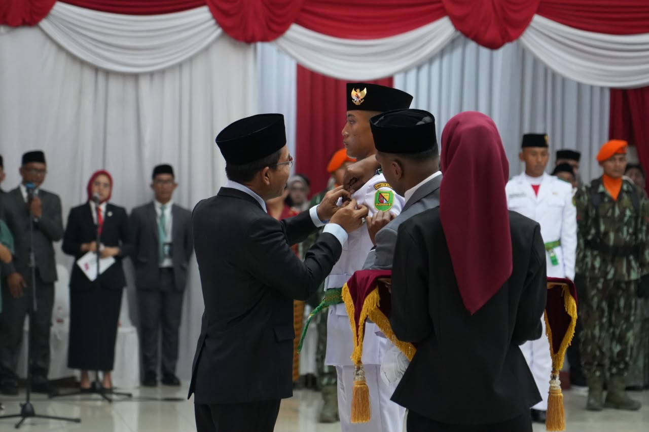 Bupati Bandung Dadang Supriatna mengukuhkan 35 anggota Paskibraka Kabupaten Bandung Tahun 2026 di Gedung Moh. Toha Soreang.