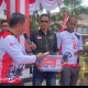 Bupati Karawang Aep Syaepuloh menyerahkan simbolis donasi Rp20 juta untuk korban gempa NTT di Plaza Pemda Karawang saat acara HUT Kemerdekaan RI, didampingi pejabat BAZNAS dan perwakilan ASN.