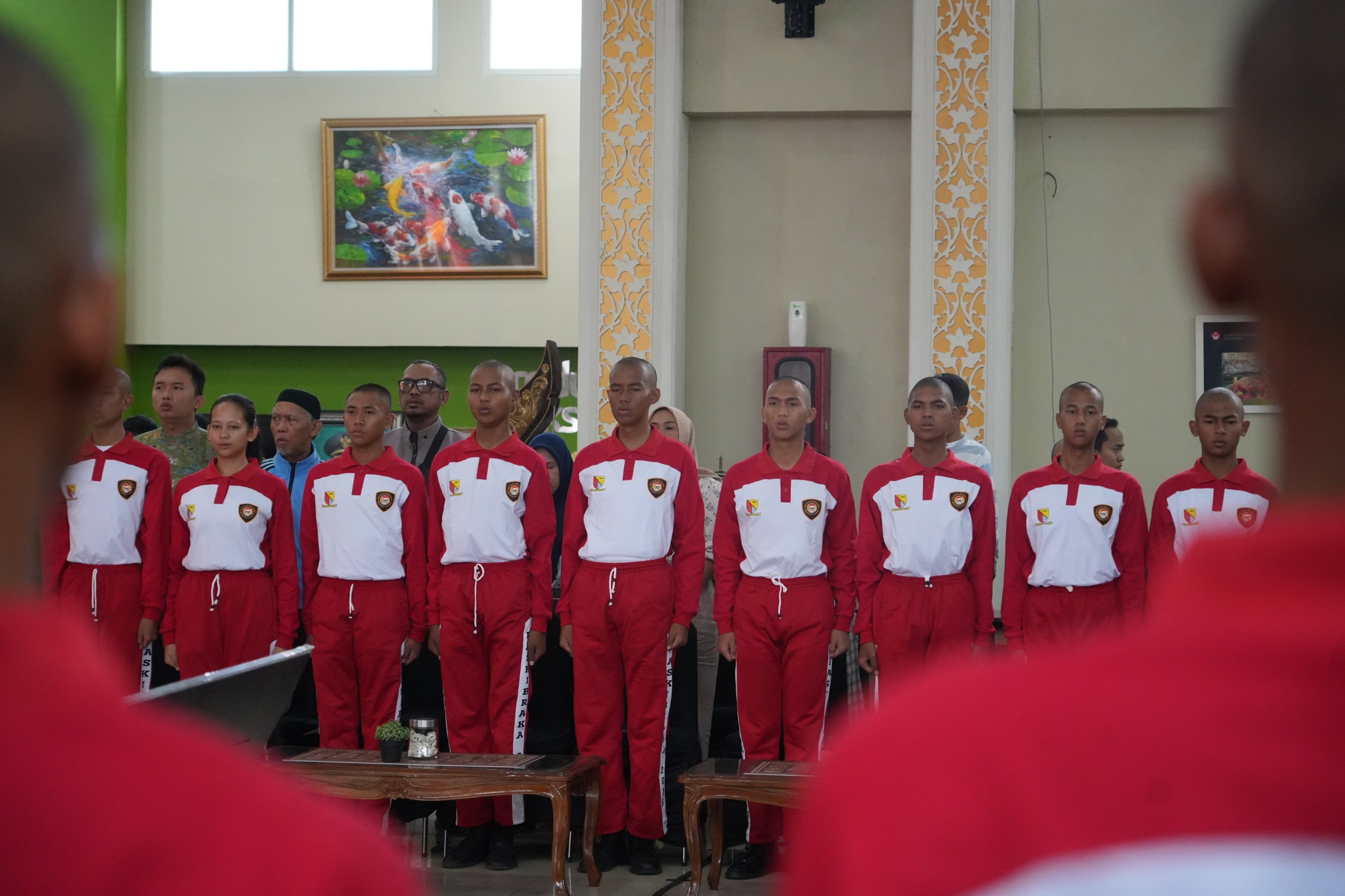 Bupati Bandung Dadang Supriatna melepas Calon Paskibraka Kabupaten Bandung Tahun 2026 sebelum mengikuti pemusatan pendidikan dan pelatihan di Mako Kopasgat Sulaiman.