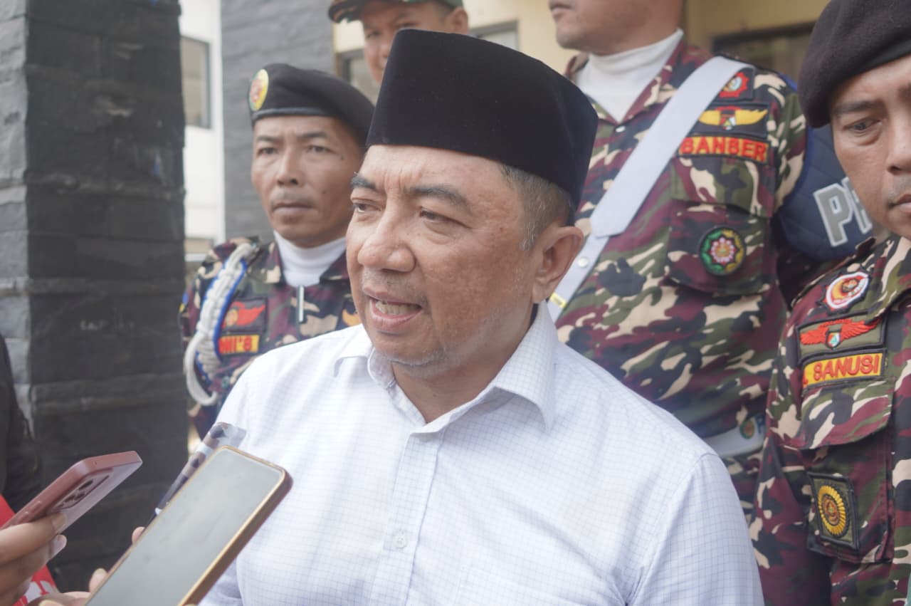 Bupati Garut Abdusy Syakur Amin menjelaskan progres perbaikan Jalan Banjarwangi di Garut.