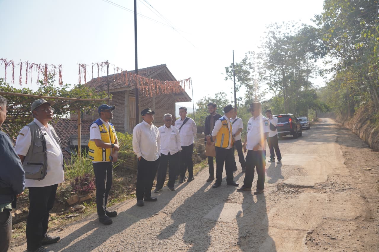 Bupati Garut Abdusy Syakur Amin meninjau proyek rehabilitasi ruas Jalan Limbangan-Selaawi yang menghubungkan Kabupaten Garut dan Kabupaten Sumedang di Kecamatan Selaawi, Rabu (5/8/2026).