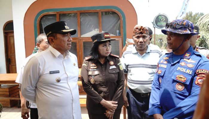 Bupati Garut Pantau Pencarian Tiga Wisatawan Terseret Arus di Pantai Karangpapak