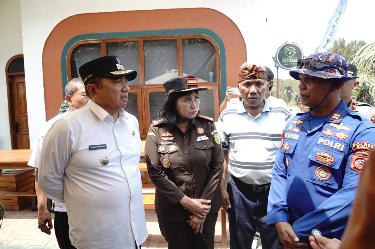 Bupati Garut Pantau Pencarian Tiga Wisatawan Terseret Arus di Pantai Karangpapak