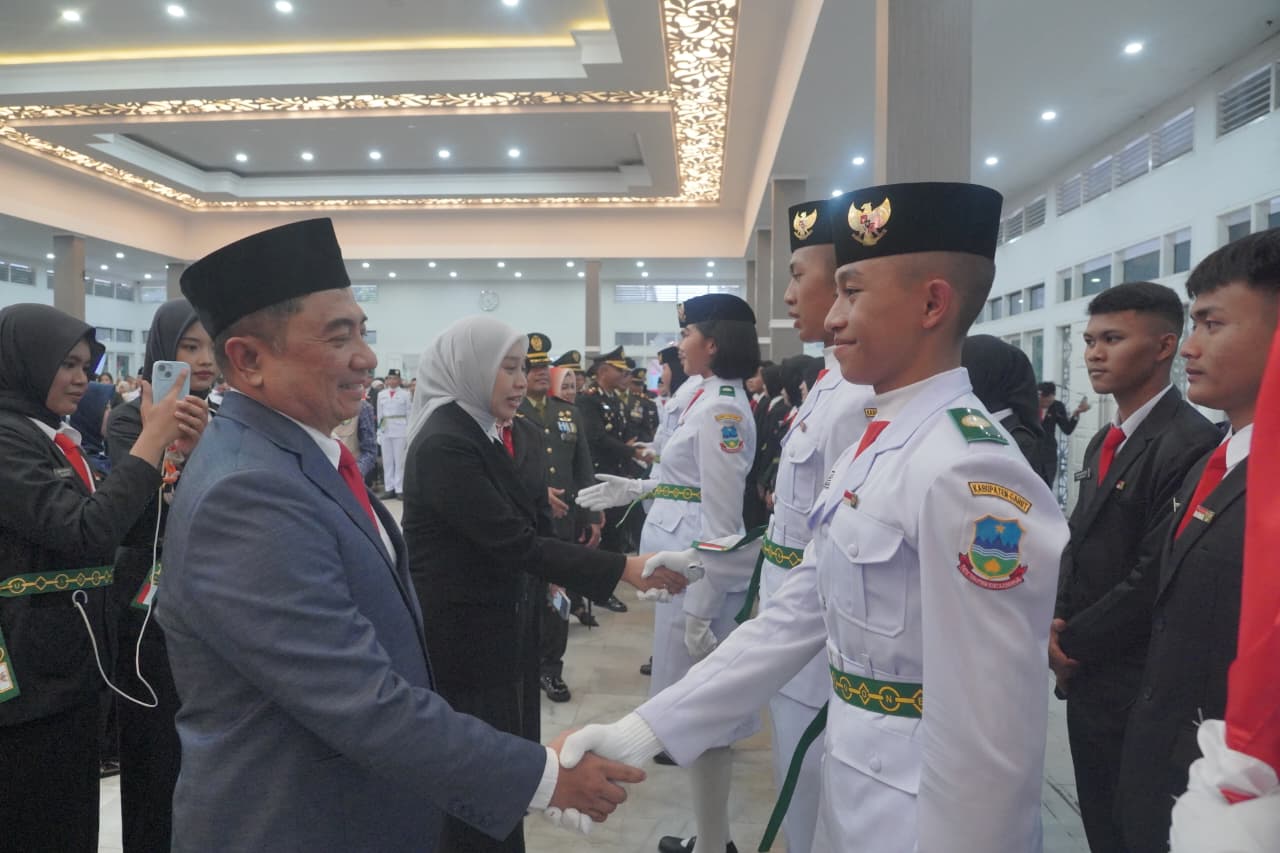 Bupati Garut, Abdusy Syakur Amin, mengukuhkan Pasukan Pengibar Bendera Pusaka (Paskibraka) Kabupaten Garut Tahun 2026