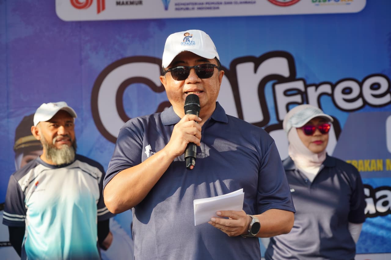 Ribuan warga mengikuti senam massal dan aktivitas olahraga saat pencanangan program GEMAR yang dirangkaikan dengan Car Free Day di Jalan Ahmad Yani, Garut Kota, dihadiri Bupati Garut dan perwakilan Kemenpora RI.