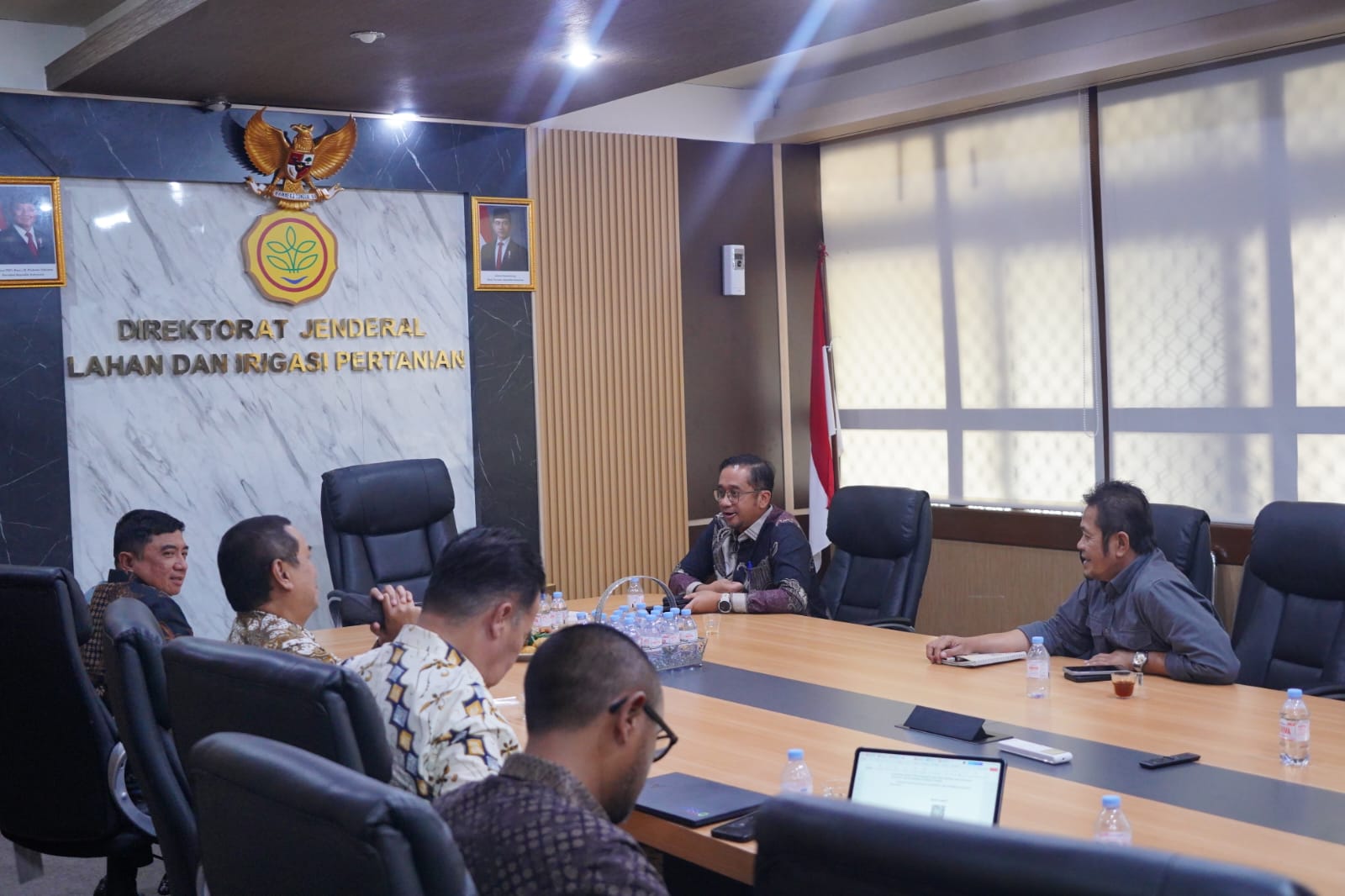 Bupati Garut Abdusy Syakur Amin berdiskusi dengan jajaran Ditjen Lahan dan Irigasi Pertanian Kementan RI di Jakarta mengenai penguatan irigasi dan lahan pertanian.