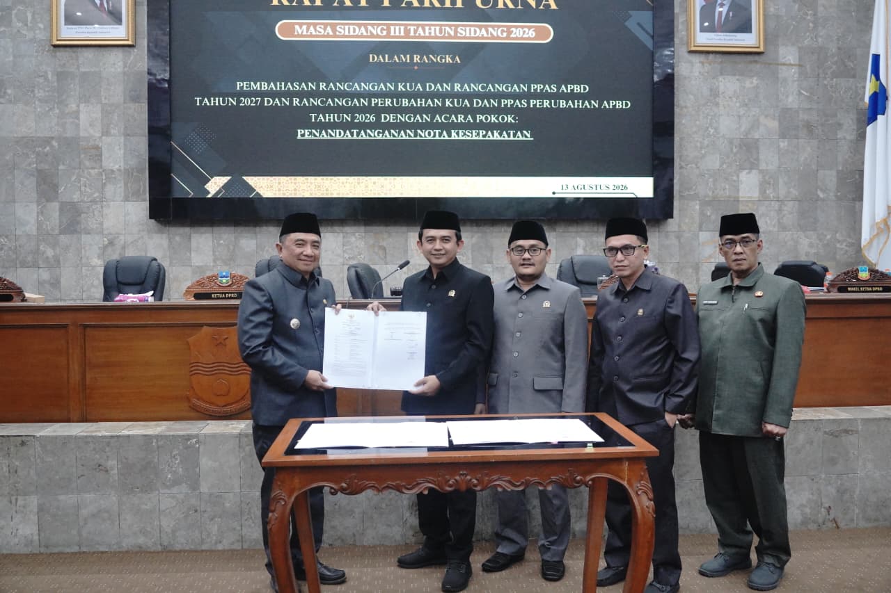 Bupati Garut Abdusy Syakur Amin menghadiri Rapat Paripurna DPRD tentang penandatanganan KUA-PPAS APBD