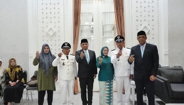 Bupati Garut Lantik Dua Kades PAW, Tekankan Bansos Tepat Sasaran