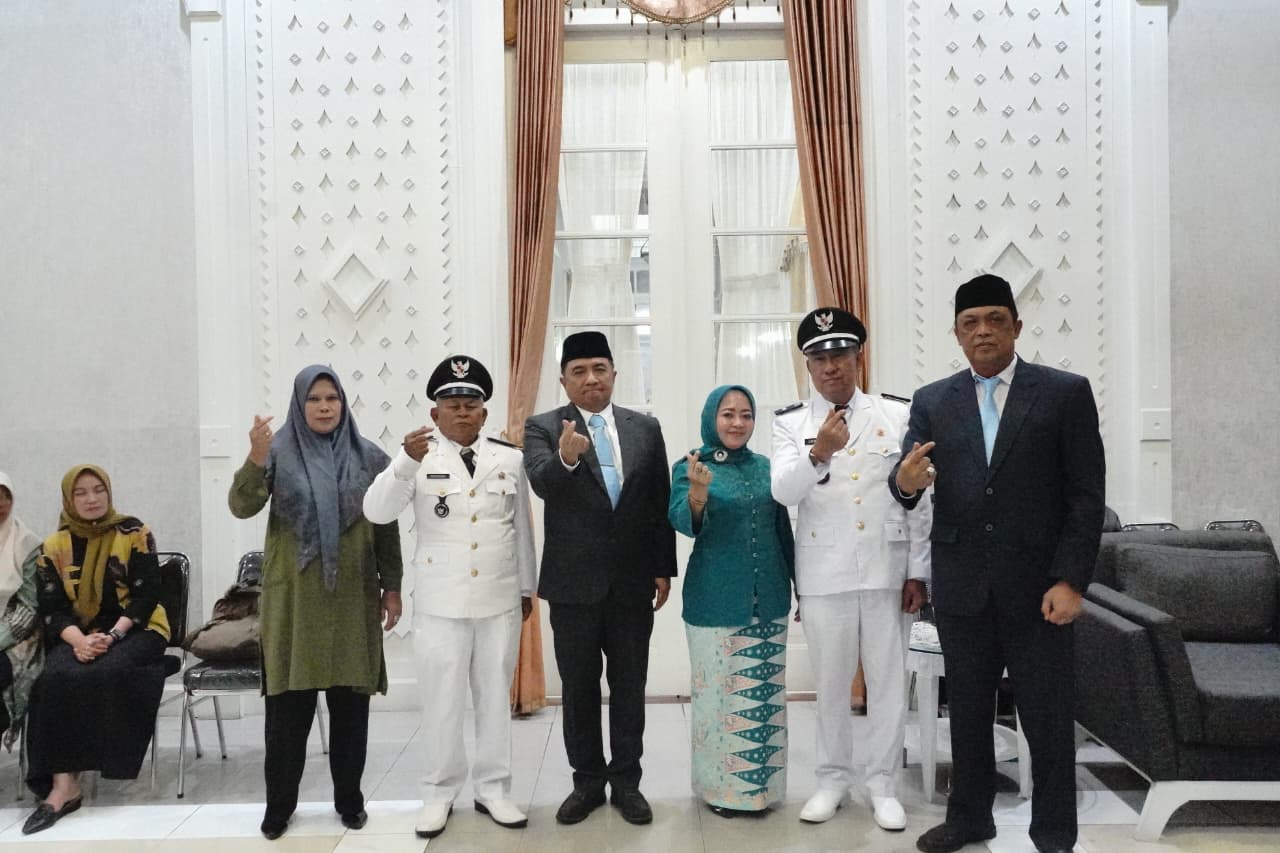 Bupati Garut Abdusy Syakur Amin melantik dua Kepala Desa hasil Pemilihan Antar Waktu (PAW) di Pamengkang Pendopo Kabupaten Garut, Rabu (26/8/2026).
