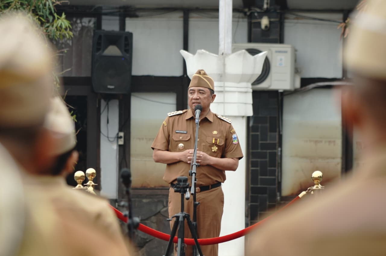 Bupati Garut Abdusy Syakur Amin memimpin Apel Gabungan dan menyerahkan SK ASN di Lapangan Sekretariat Daerah Garut, Senin (31/8/2026).