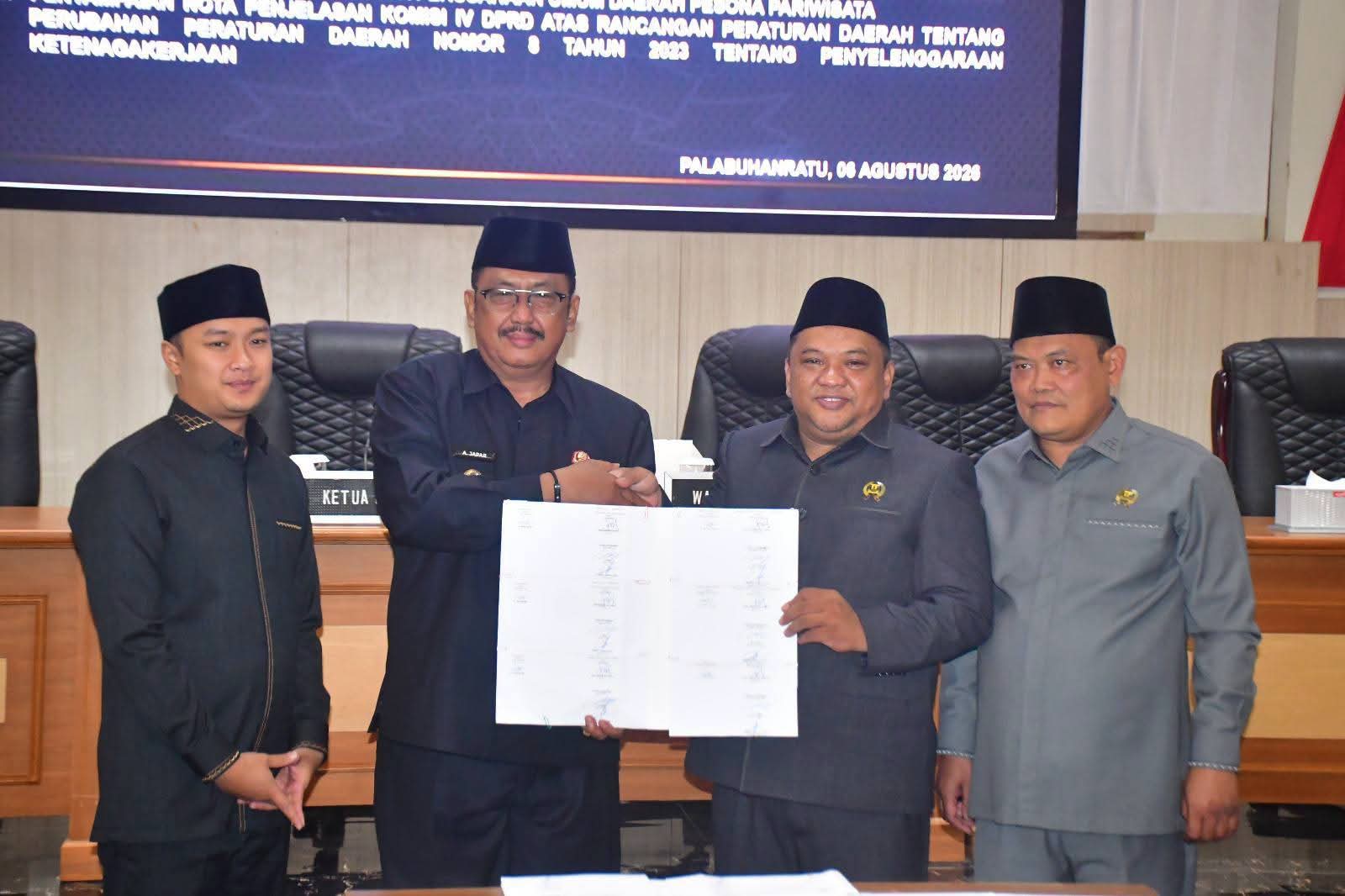 Bupati Sukabumi Asep Japar menghadiri rapat paripurna DPRD yang menyepakati Perubahan KUA-PPAS 2026