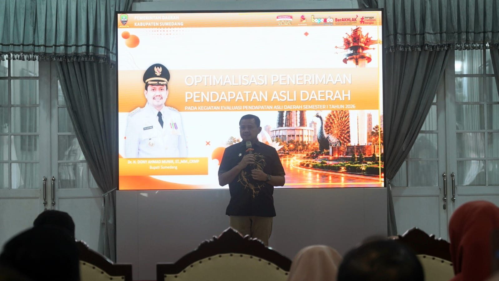 Bupati Dony tegaskan pajak warga adalah investasi jalan dan sekolah