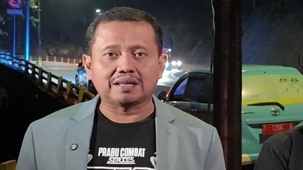 Bupati Sumedang Dony Ahmad Munir meninjau perbaikan lampu PJU di jalur Cadas Pangeran pada malam hari.