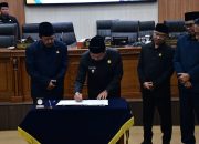 Bupati Sumedang Dony Ahmad Munir saat menghadiri Rapat Paripurna penandatanganan Nota Kesepakatan KUA-PPAS Tahun Anggaran 2027 bersama pimpinan DPRD Sumedang di ruang sidang paripurna, Senin (10/8/2026).