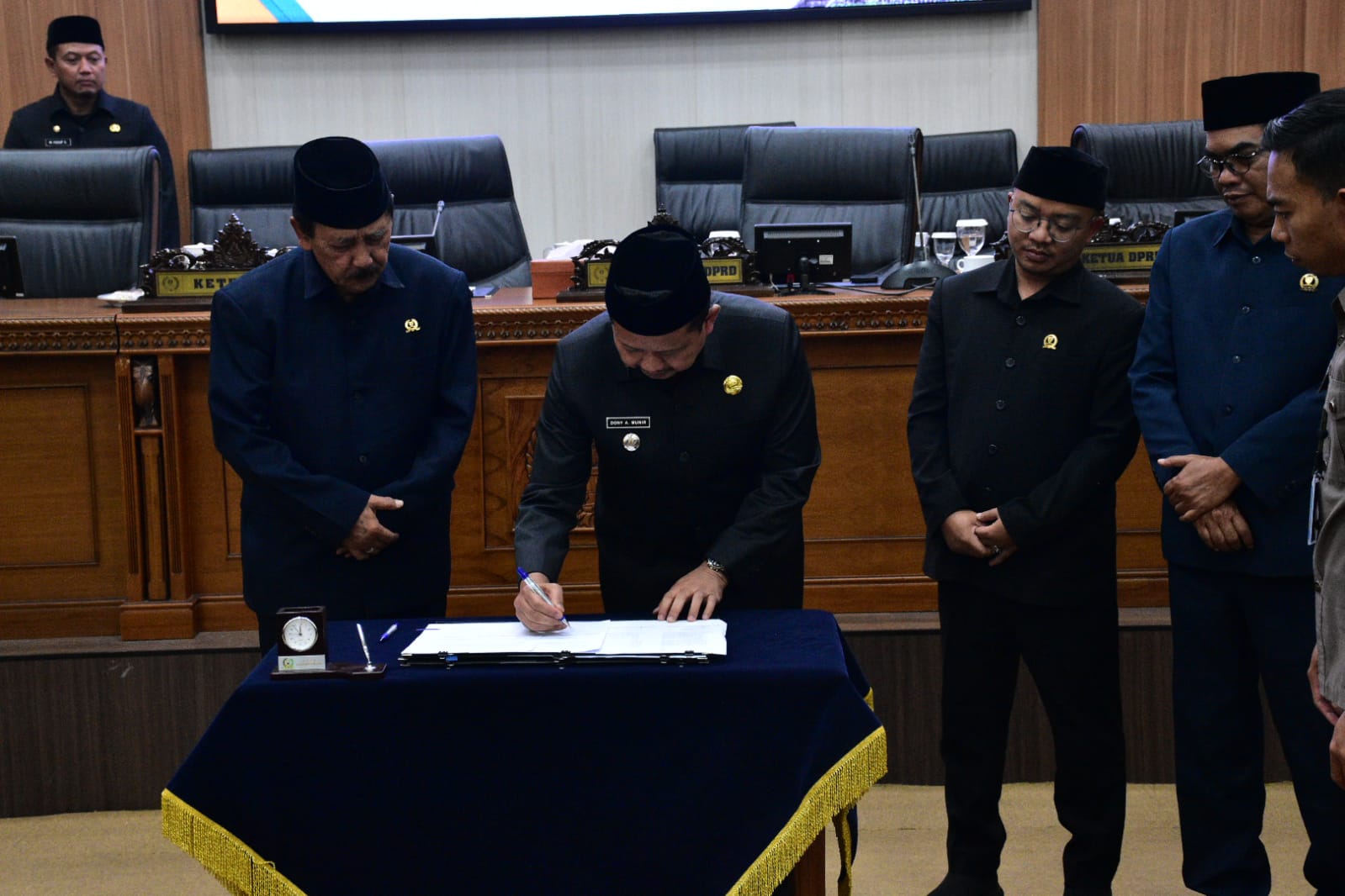 Bupati Sumedang Dony Ahmad Munir saat menghadiri Rapat Paripurna penandatanganan Nota Kesepakatan KUA-PPAS Tahun Anggaran 2027 bersama pimpinan DPRD Sumedang di ruang sidang paripurna, Senin (10/8/2026).