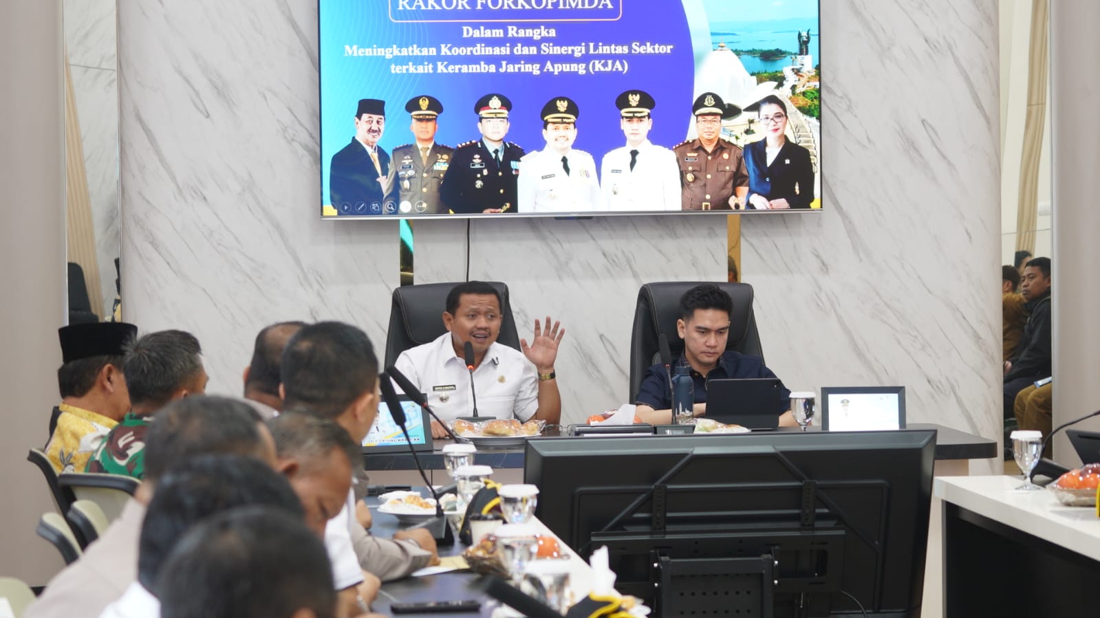 Bupati Sumedang Dony Ahmad Munir memimpin rapat koordinasi penataan KJA di kawasan Bendungan Jatigede.