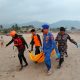 Personel Satpolairud Polres Sukabumi dan Basarnas mengevakuasi jenazah Ahmad Nadif Fadilah yang ditemukan mengapung di perairan Pantai Dolpin Citepus, Palabuhanratu, setelah tiga hari dinyatakan hilang.