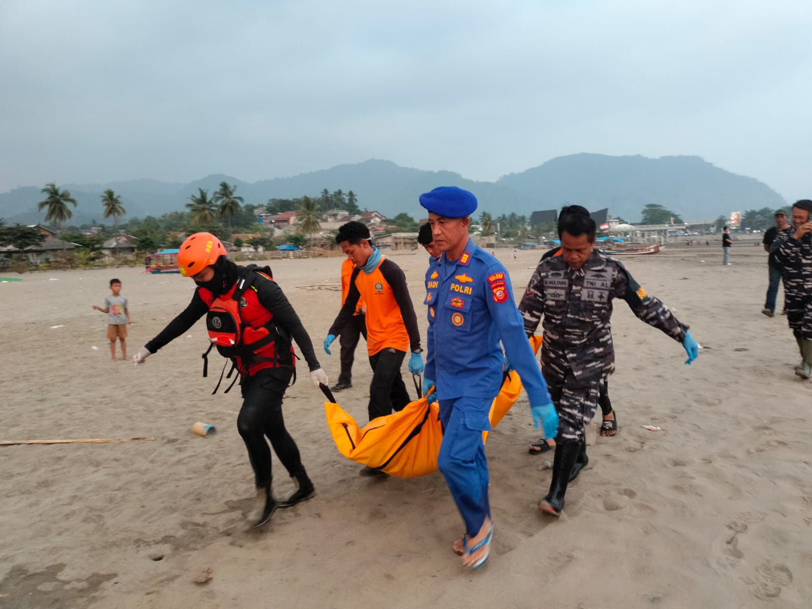 Personel Satpolairud Polres Sukabumi dan Basarnas mengevakuasi jenazah Ahmad Nadif Fadilah yang ditemukan mengapung di perairan Pantai Dolpin Citepus, Palabuhanratu, setelah tiga hari dinyatakan hilang.