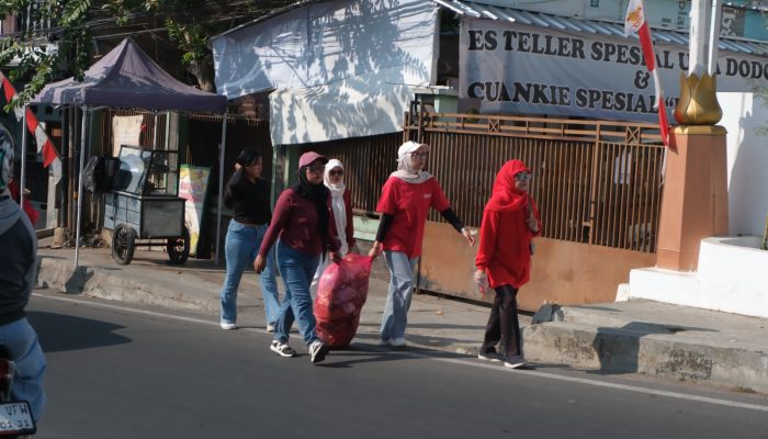 344 Kg Sampah Terkumpul, DPRD Garut & Pemuda Jayawaras Bersihkan Drainase HUT RI