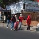 Peserta lomba pungut sampah plastik berjalan sehat menyusuri Jalan Gordah Tarogong Kidul sambil memungut sampah, didampingi Anggota DPRD Garut Yudha Puja Turnawan dan relawan DLH dalam rangka HUT RI ke-81