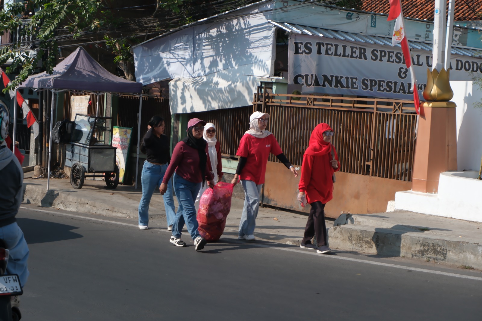 Peserta lomba pungut sampah plastik berjalan sehat menyusuri Jalan Gordah Tarogong Kidul sambil memungut sampah, didampingi Anggota DPRD Garut Yudha Puja Turnawan dan relawan DLH dalam rangka HUT RI ke-81