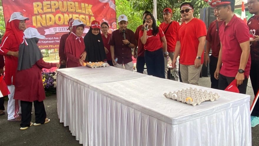Kejari Karawang menggelar perlombaan dan pemeriksaan kesehatan gratis bersama 75 lansia di Griya Lansia.