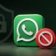 Ilustrasi ikon WhatsApp dan simbol gembok terkunci, menggambarkan fenomena akun WhatsApp yang tiba-tiba terblokir oleh sistem keamanan otomatis platform media sosial.