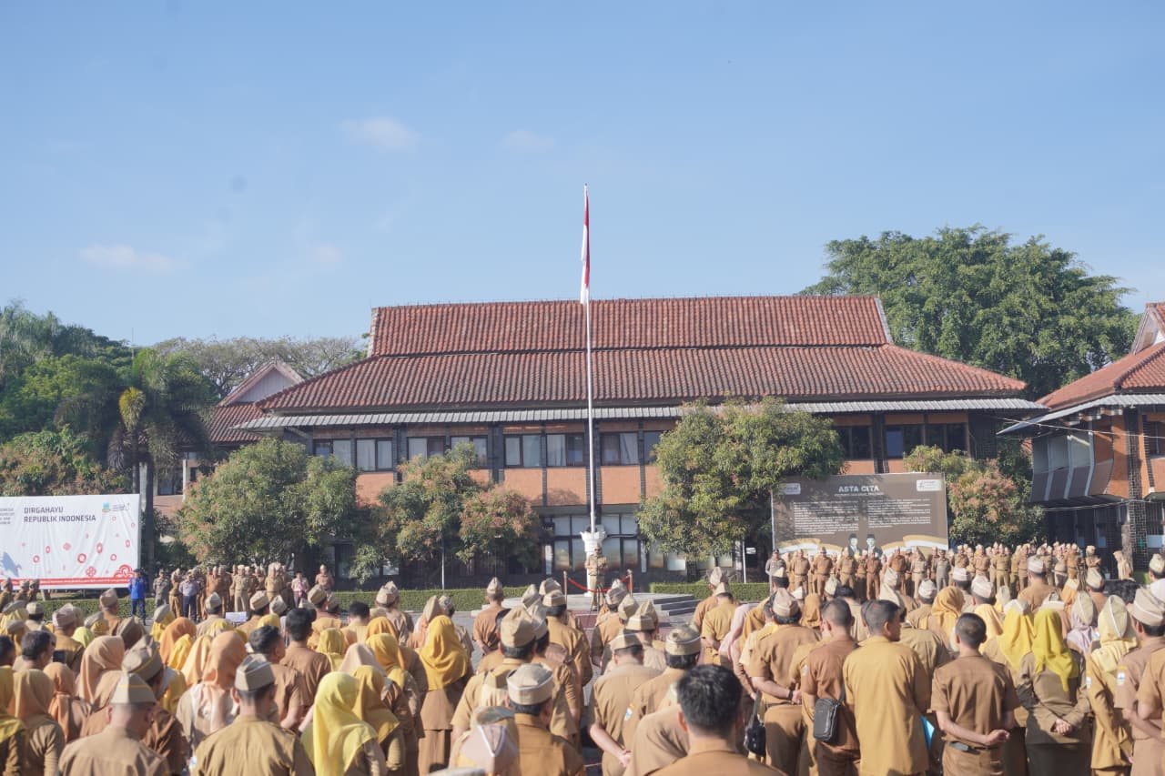 Guru PNS di Daerah