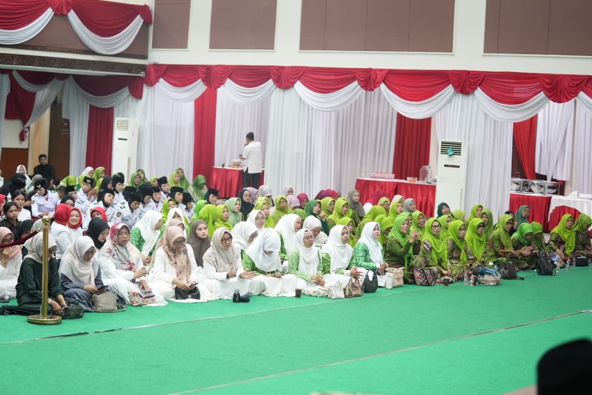 Bupati Bandung Dadang Supriatna menyampaikan sambutan pada istighosah HUT ke-81 RI di Gedung Moh. Toha Soreang