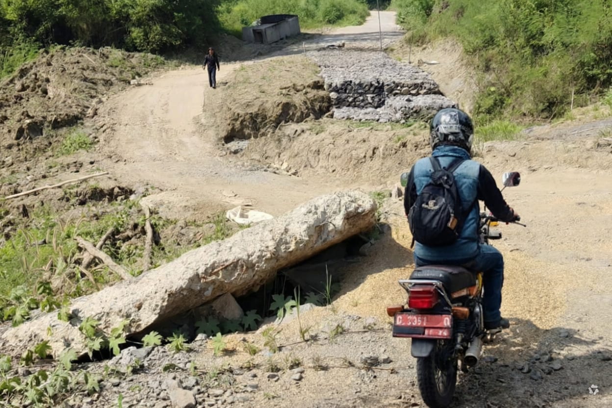 Jalan Haurpapak yang kembali amblas akibat pergerakan tanah.