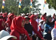 Ratusan warga Desa Cibeureum Wetan mengikuti jalan sehat dan rangkaian hiburan Cibeureum Wetan Walkers dalam peringatan HUT ke-81 RI.