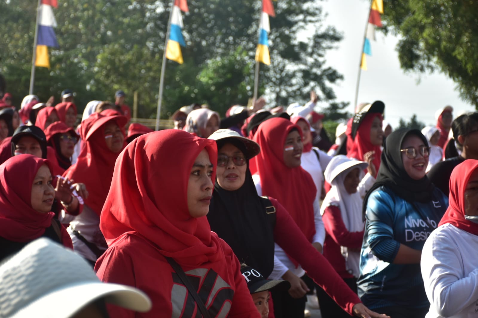 Ratusan warga Desa Cibeureum Wetan mengikuti jalan sehat dan rangkaian hiburan Cibeureum Wetan Walkers dalam peringatan HUT ke-81 RI.