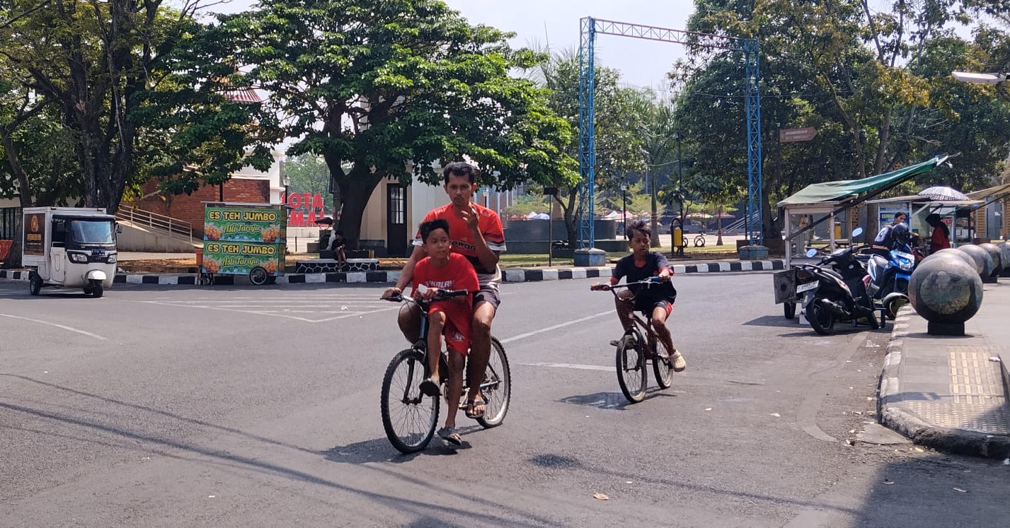 Arus kendaraan mengalir tertib di Simpang GGM-Cikalang Kota Tasikmalaya pasca penerapan rekayasa lalu lintas Dadaha yang bertujuan menyebarkan aktivitas masyarakat ke seluruh titik kawasan.
